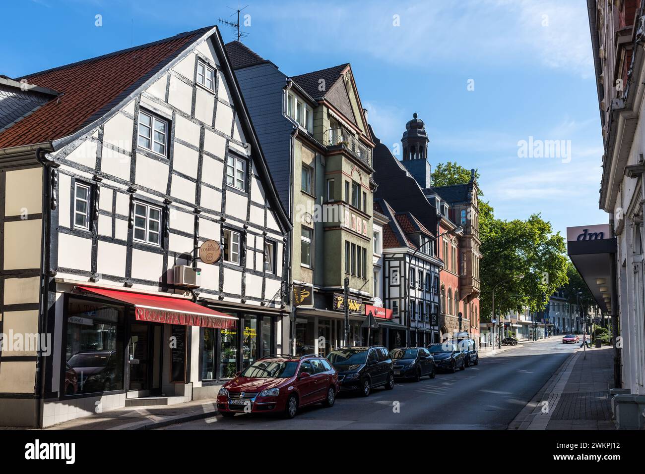 Essen, Germania - 21 agosto 2022: Vista sulla strada del tradizionale quartiere architettonico tedesco nel cuore del sobborgo Werden con case in legno Foto Stock