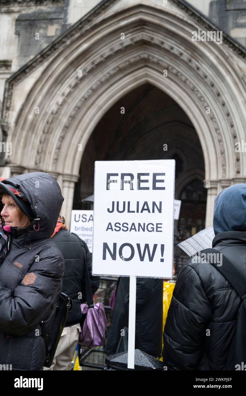 I sostenitori del fondatore di Wikileaks Julian Assange manifestano al di fuori della Corte reale di giustizia chiedendo la sua libertà il secondo giorno di un'udienza Foto Stock