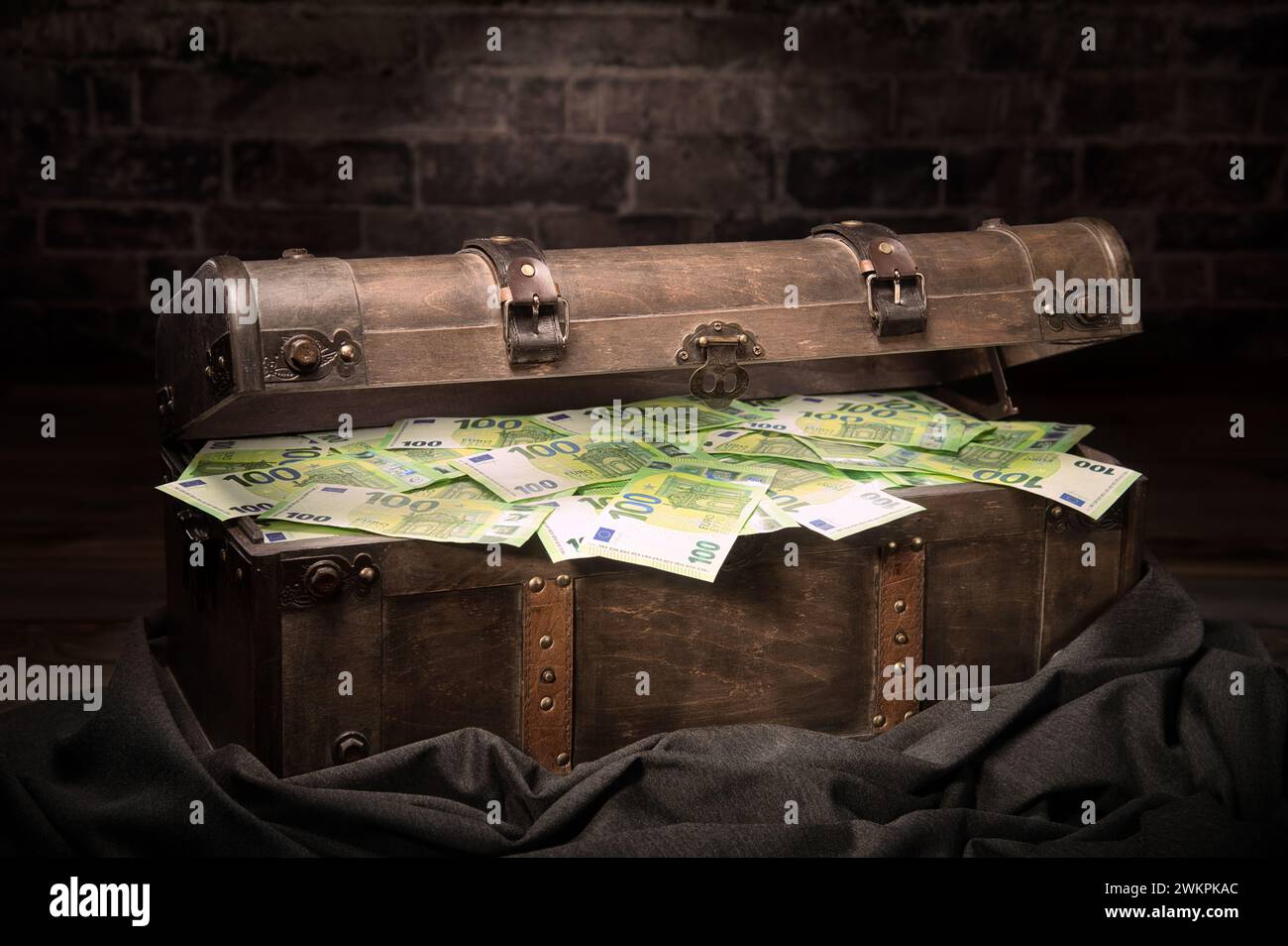 Grande scatola del tesoro d'epoca piena di euro in contanti nascosta in una camera segreta. Un concetto pulito per finanza, denaro, ricchezza, vittoria, corruzione, segretezza e.. Foto Stock