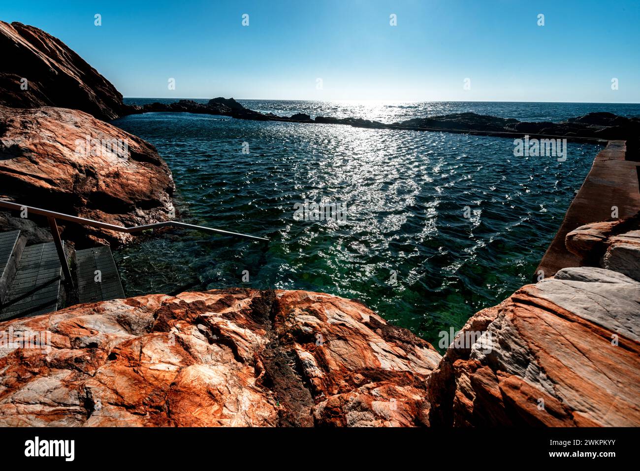 Nuoto pubblico presso la Blue Pool di Bermagui, a sud di Sydney. Foto Stock
