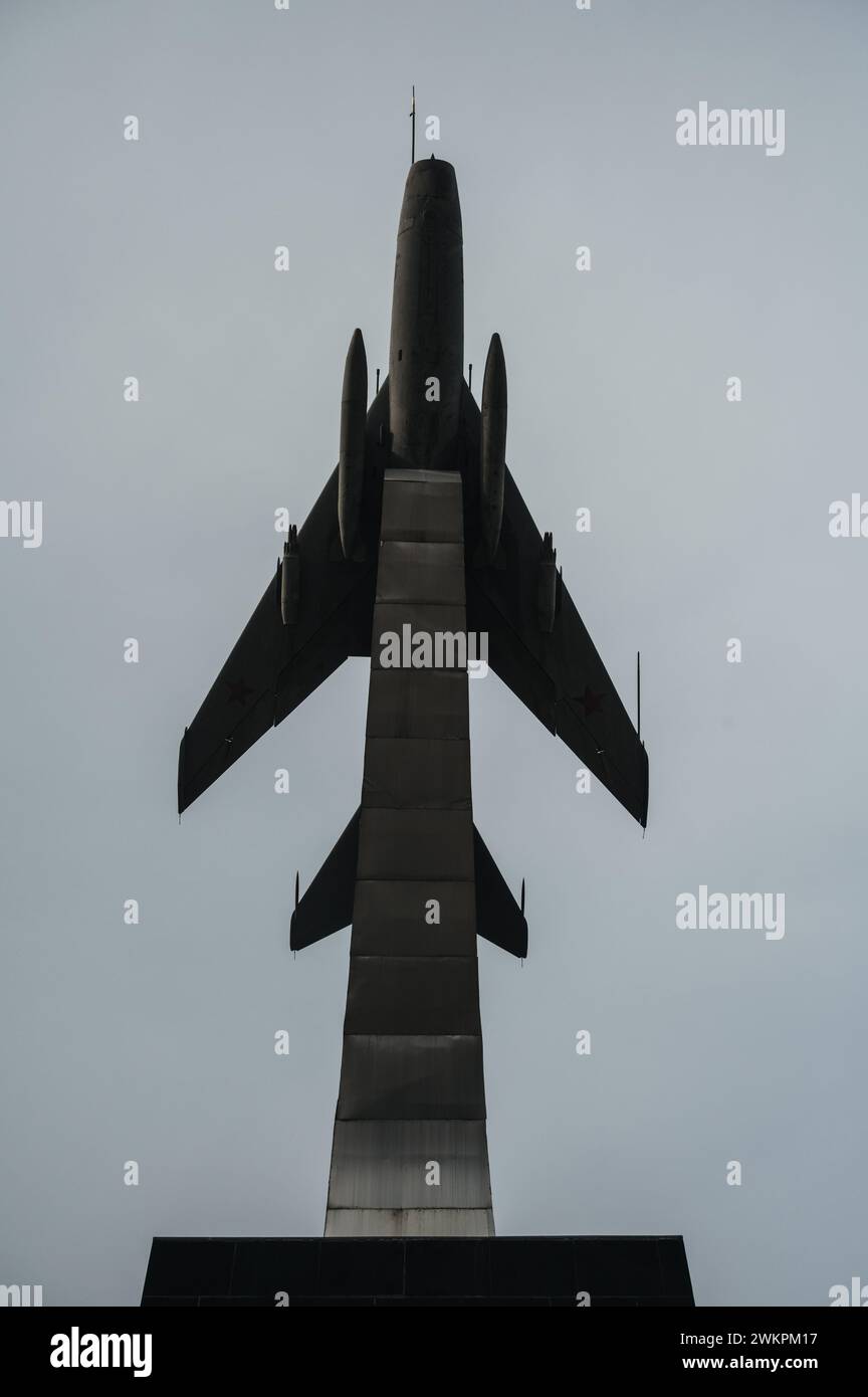 Il monumento commemorativo dell'esercito è un vecchio aereo da caccia militare sovietico della seconda guerra mondiale sullo sfondo del cielo Foto Stock