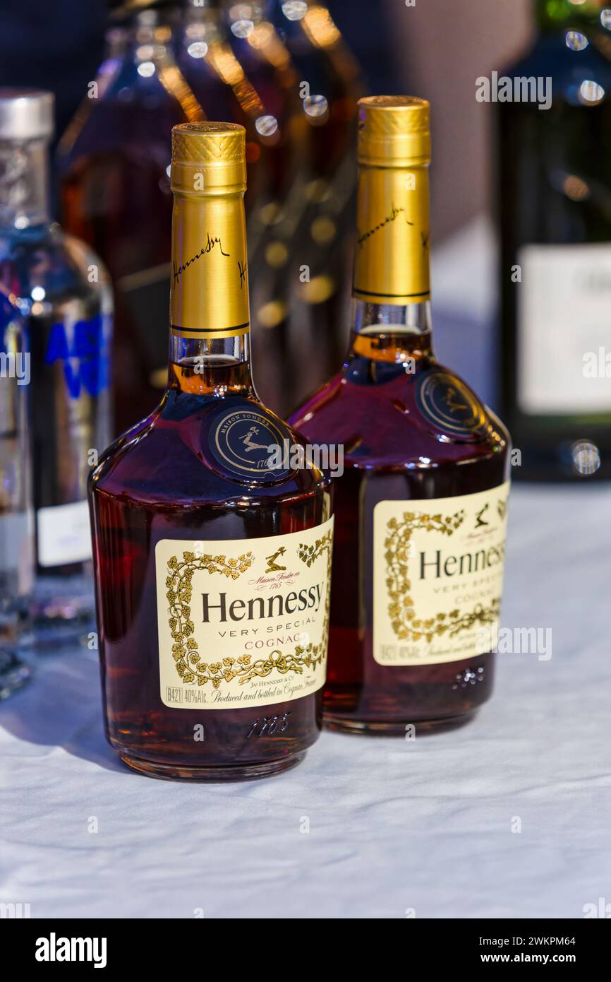 Gaborone, Botswana 13.05.2023, bottiglie di Hennessy cognac e whisky, vodka su un tavolo ad un evento. Bottiglie di Hennessy cognac e whisky, vodka su un Foto Stock