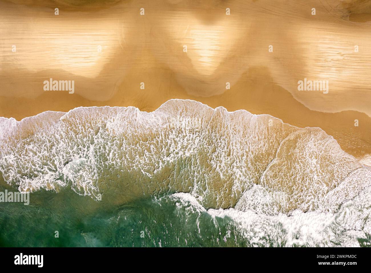 Ripresa aerea di una zona di sabbia a forma di cuore sull'isola di Fraser, patrimonio dell'umanità. Foto Stock