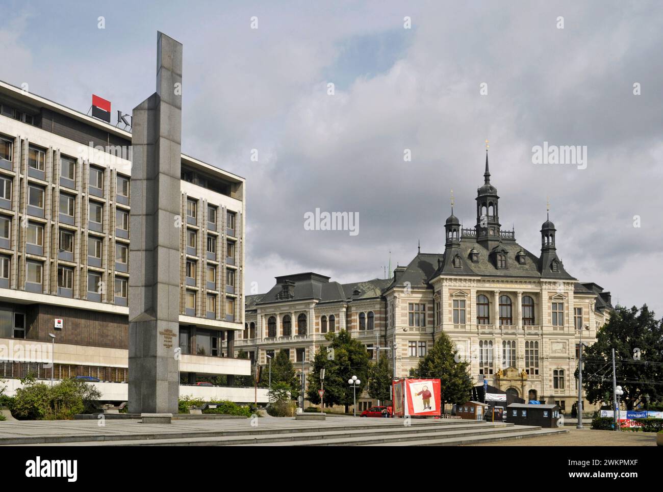 Museo della Boemia Occidentale e Monumento delle "vittime del terrore comunista" (pamatny sloup obetem komunismu), Plzen, Repubblica Ceca Foto Stock