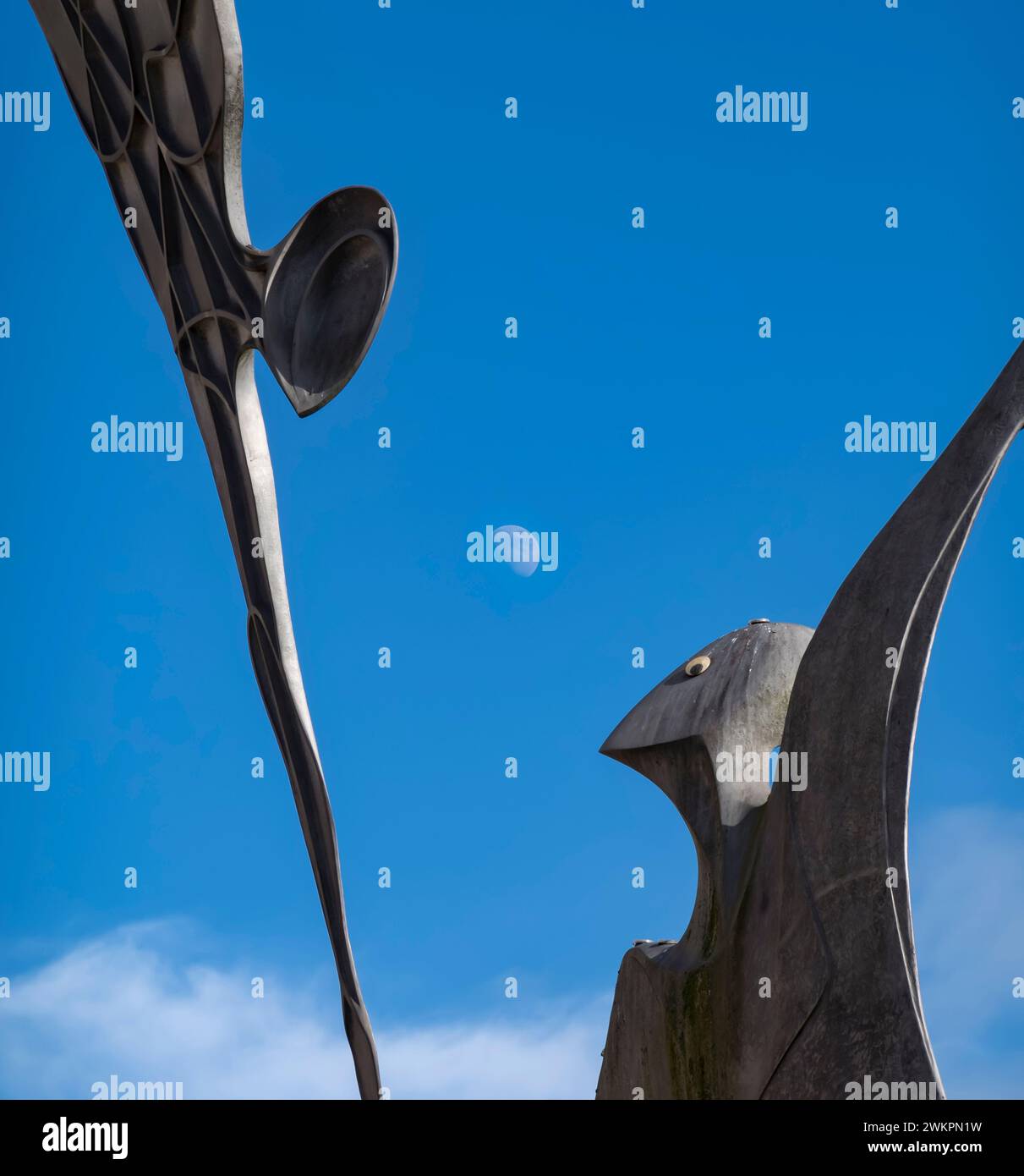 Primo quarto di luna tra le teste delle statue di Empowerment Foto Stock