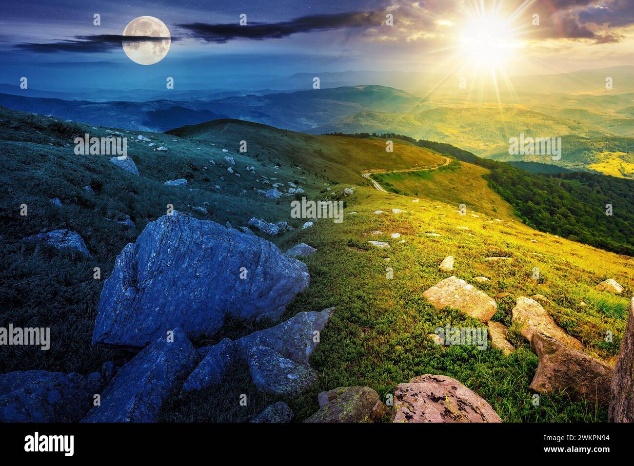 massi bianchi sulla collina con sole e luna al solstizio d'estate. concetto di cambiamento di orario diurno e notturno. misterioso paesaggio di campagna al mattino Foto Stock