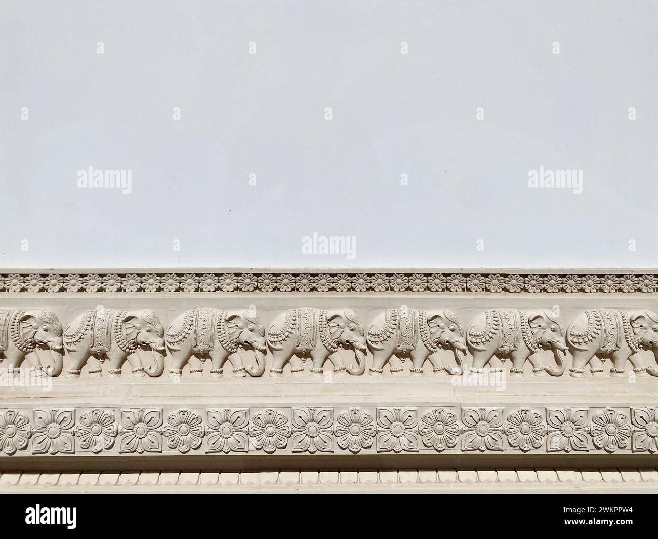 Un edificio bianco adornato con elefanti scolpiti Foto Stock
