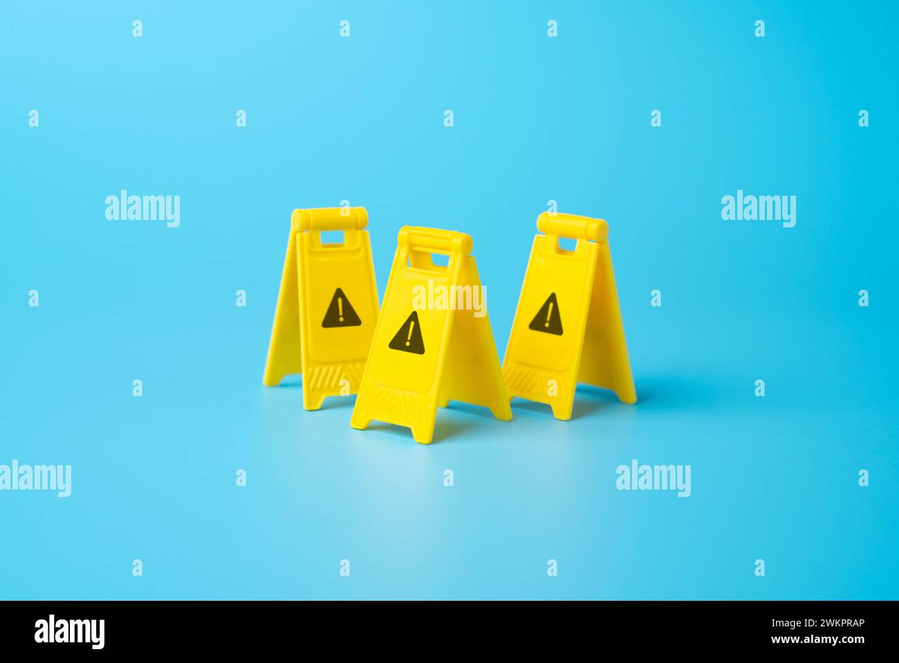 Avvertenze di pericolo. Identificare pericoli e minacce. Sull'approccio a una sfida difficile. Affrontare i problemi. Risolvete il problema con la conoscenza di TH Foto Stock