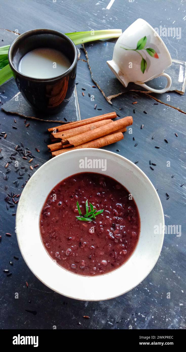 foto del cibo sotto forma di riso nero appiccicoso con latte Foto Stock