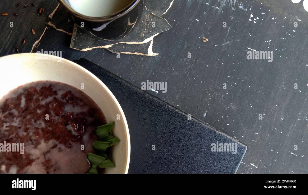 foto del cibo sotto forma di riso nero appiccicoso con latte Foto Stock