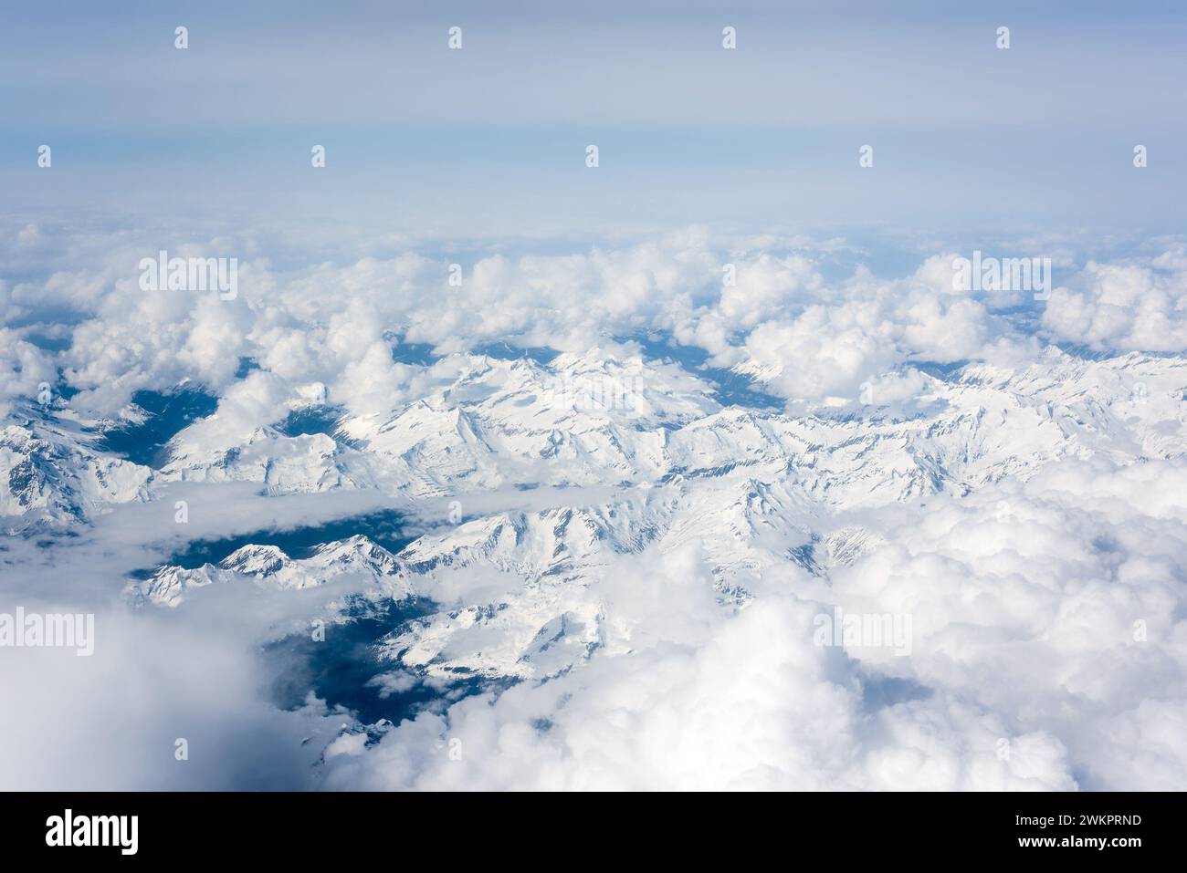 Nuvole e montagne innevate Foto Stock