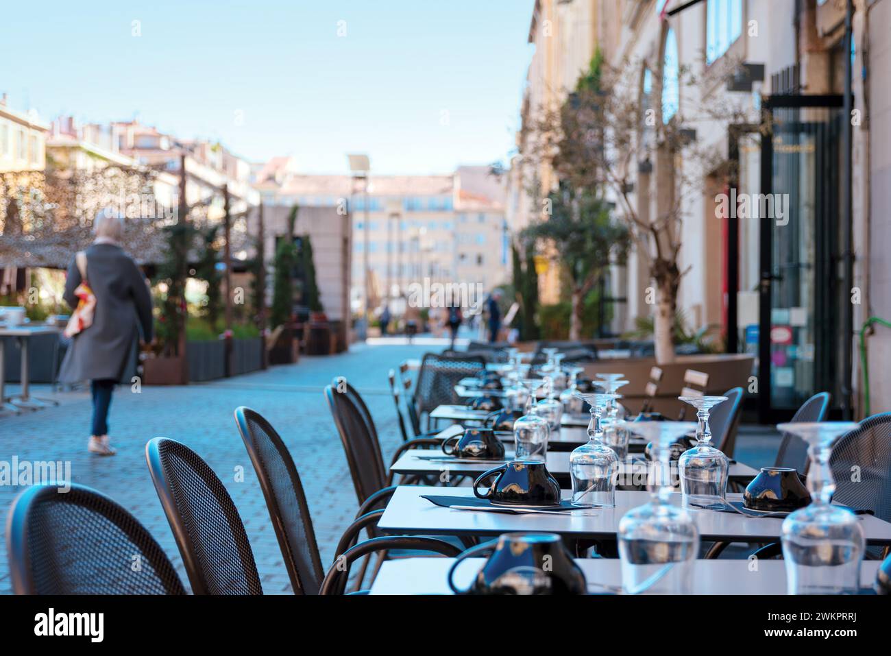 Tavoli da caffe' con stoviglie in citta' Foto Stock