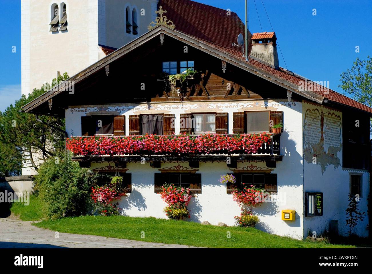 Antica casa colonica tradizionale con molti fioriere vicino a Bad Tölz, Baviera, Germania, Europa Foto Stock