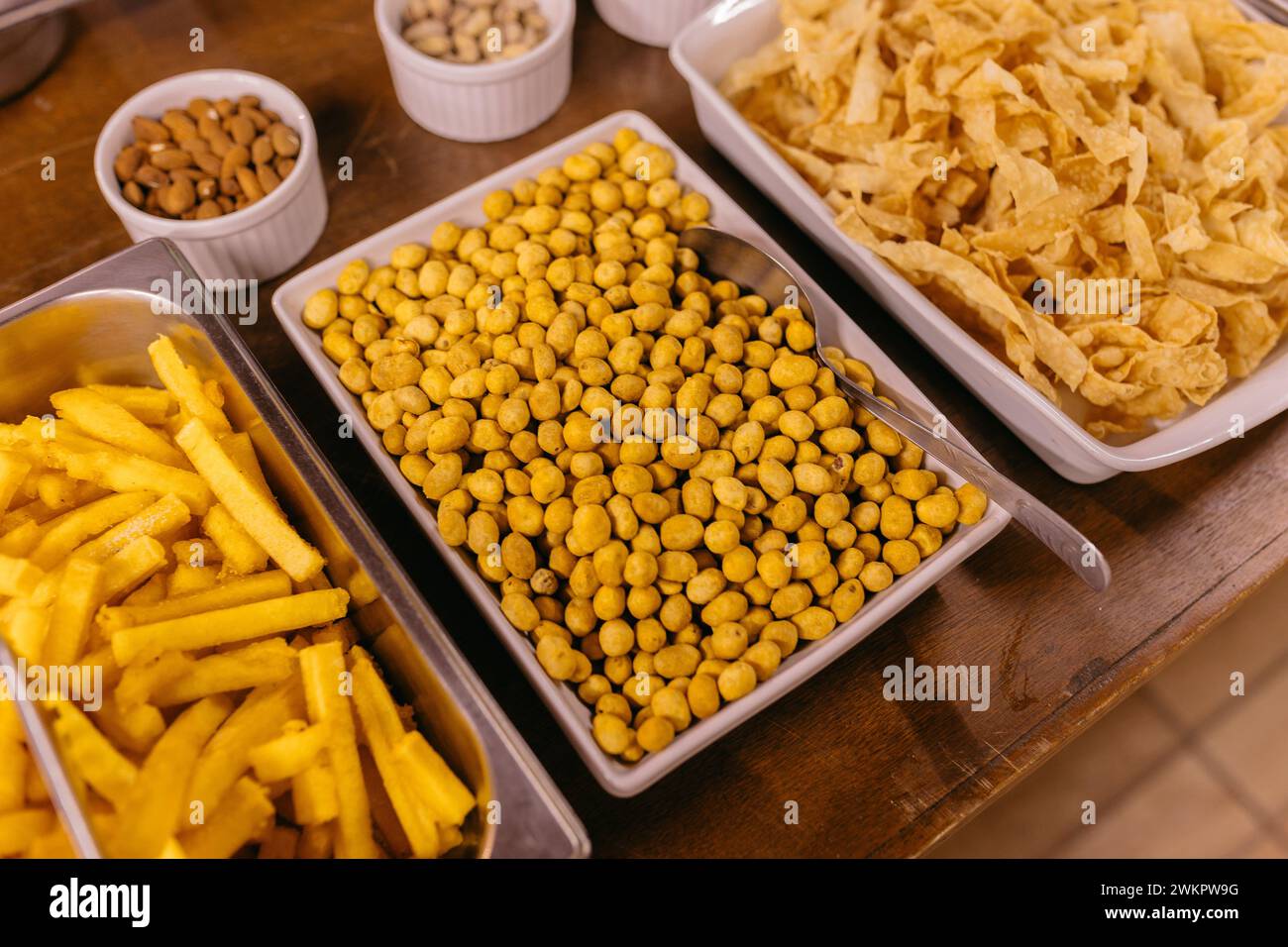 Primo piano di spuntini assortiti serviti su piatti per un banchetto Foto Stock