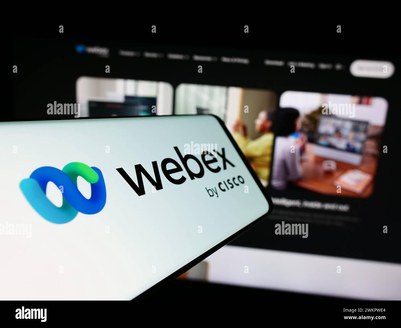 Telefono cellulare con logo della società americana di comunicazioni unificate Webex by Cisco davanti al sito Web aziendale. Messa a fuoco al centro del display del telefono. Foto Stock