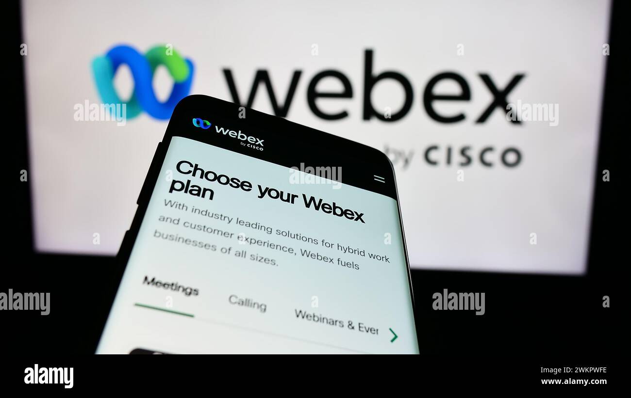 Smartphone con sito Web della società statunitense di comunicazioni unificate Webex by Cisco davanti al logo aziendale. Mettere a fuoco in alto a sinistra sul display del telefono. Foto Stock