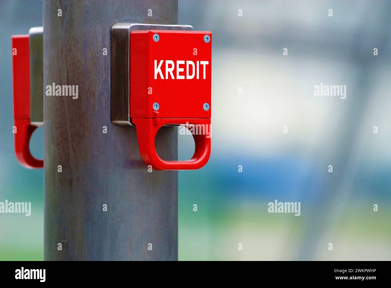 Freno di emergenza rosso contrassegnato con la parola tedesca Kredit per credito Foto Stock