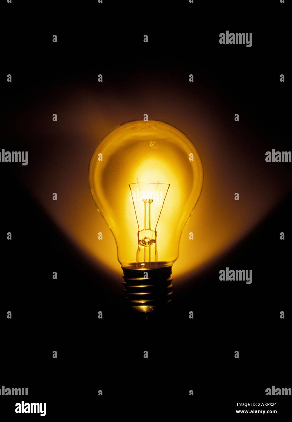 primo piano di una vecchia lampadina al tungsteno Foto Stock