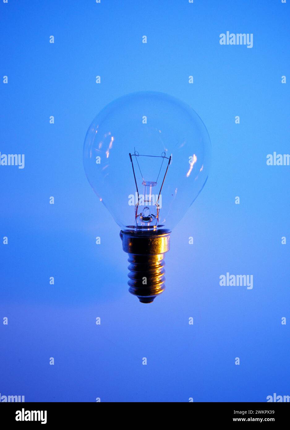 primo piano di una vecchia lampadina al tungsteno Foto Stock