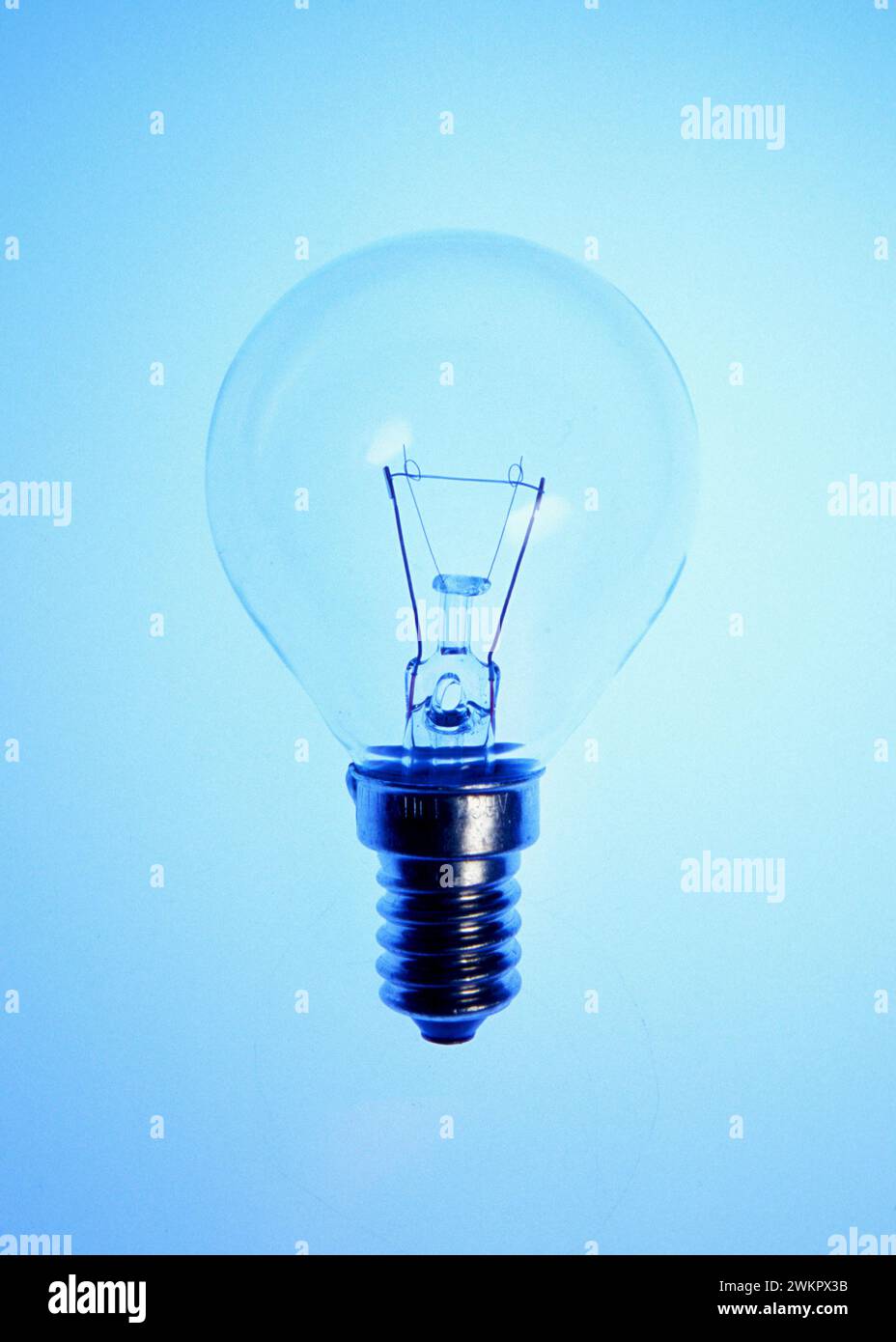 primo piano di una vecchia lampadina al tungsteno Foto Stock