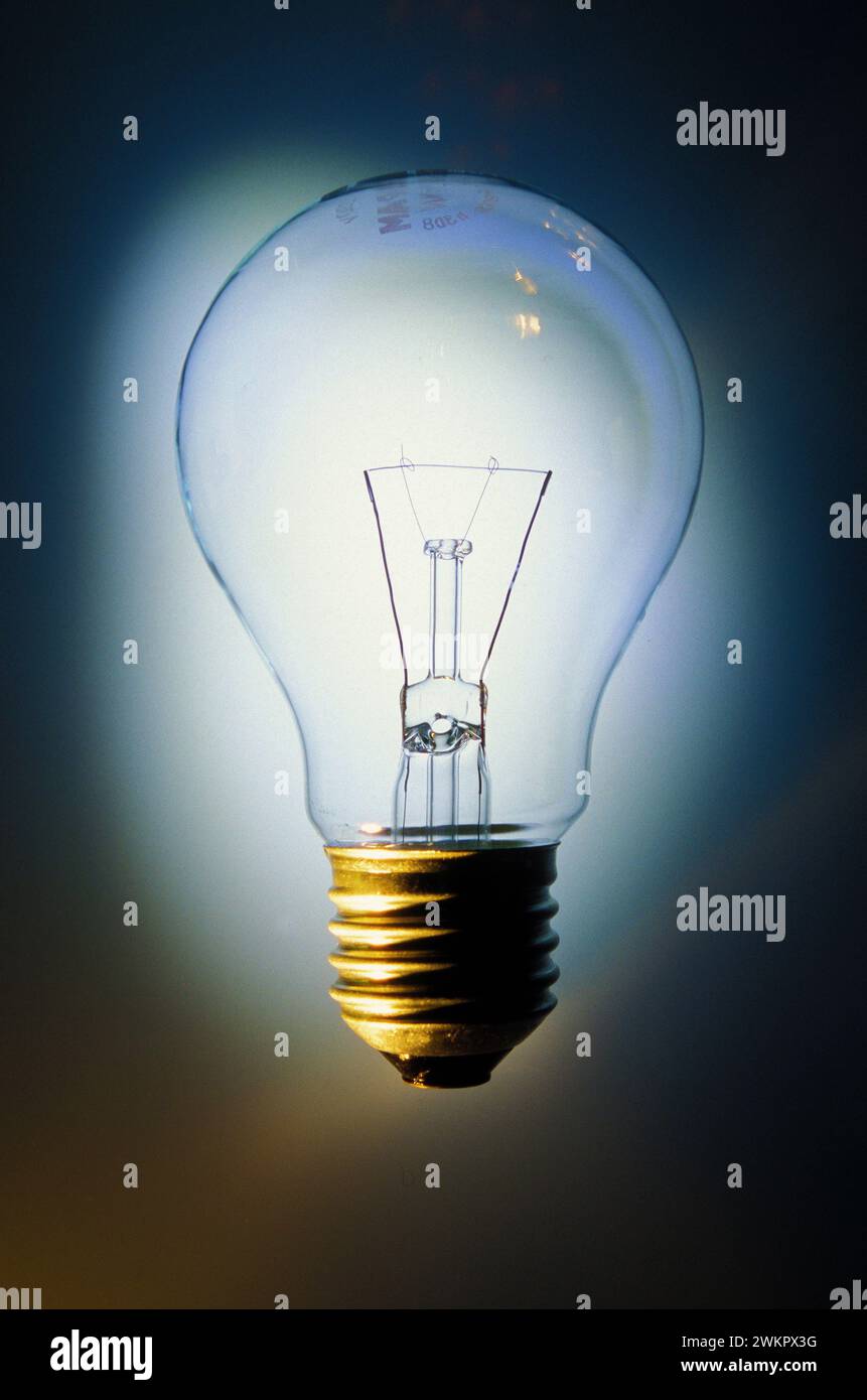 primo piano di una vecchia lampadina al tungsteno Foto Stock