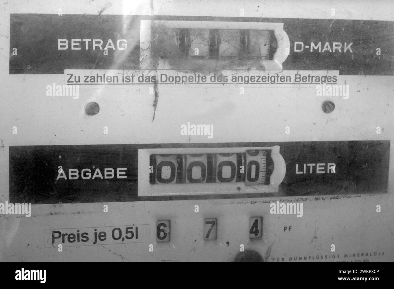 Il contatore di una vecchia pompa di benzina tedesca mostra segni tedeschi e pfennig Foto Stock