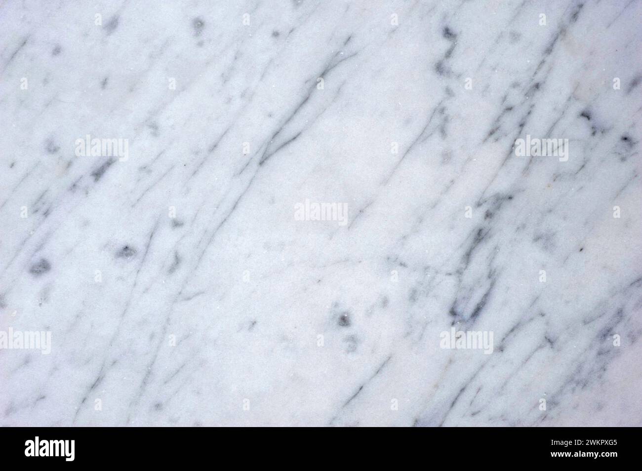 Un primo piano del vero marmo di Carrara in un negozio di marmo vicino ai box, Carrara, Toscana, Italia Foto Stock