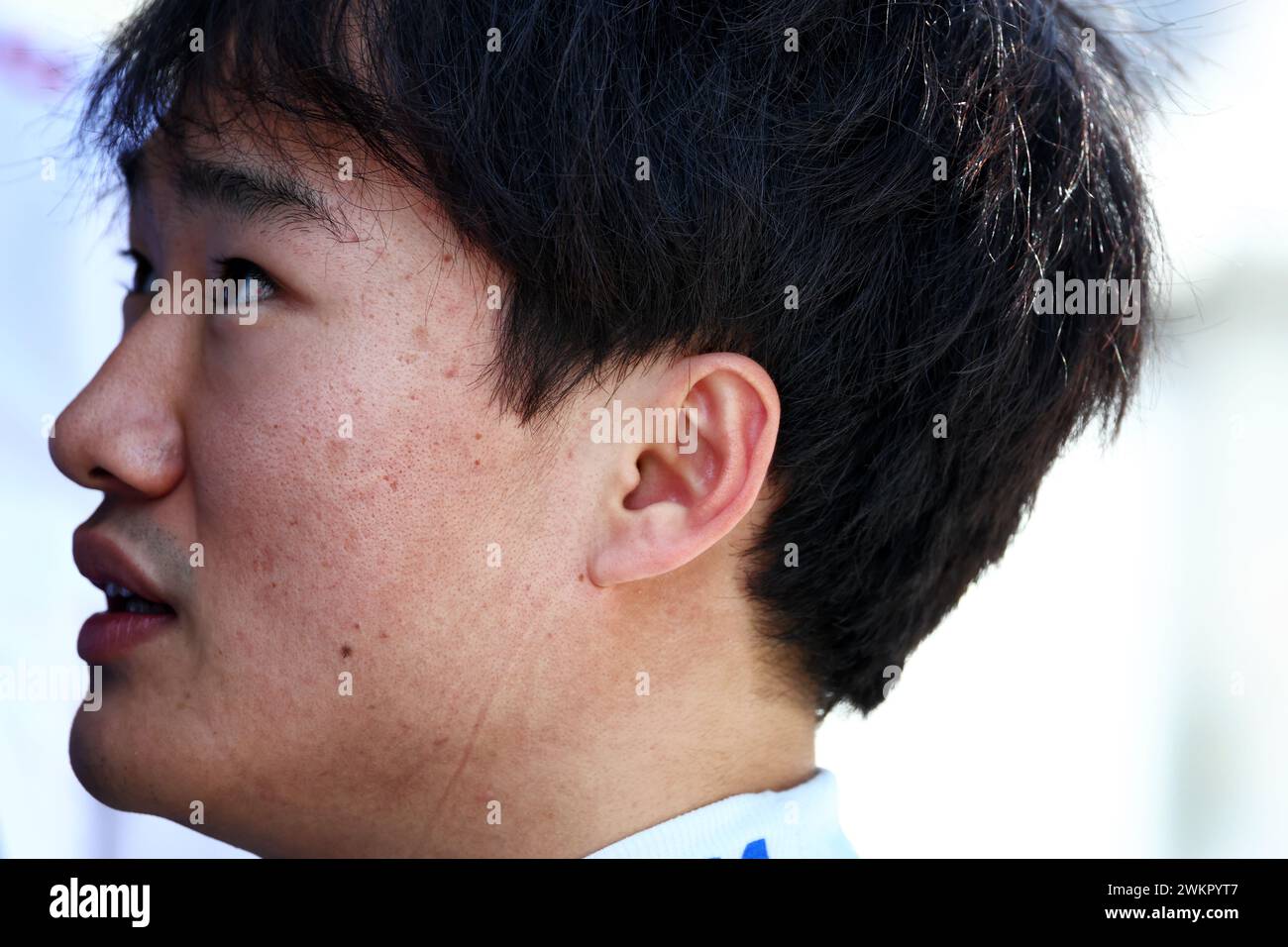 Sakhir, Bahrein. 22 febbraio 2024. Yuki Tsunoda (JPN) camera e colazione Formula 1 Testing, giorno due, giovedì 22 febbraio 2024. Sakhir, Bahrein. Crediti: James Moy/Alamy Live News Foto Stock