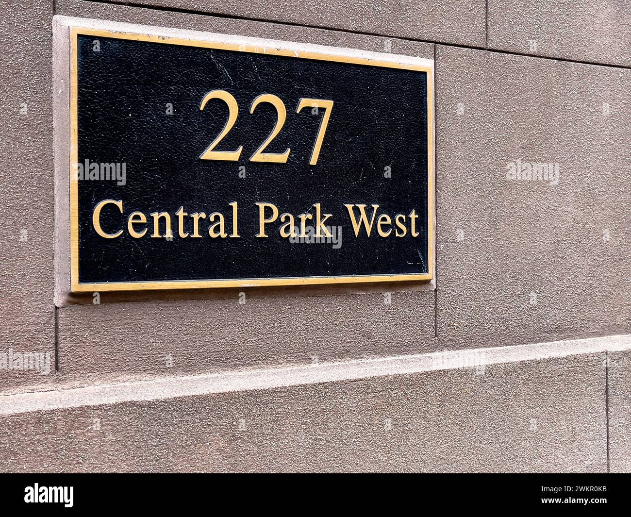 Segui le indicazioni per 227 Central Park West a Manhattan, nella grande Mela, New York negli Stati Uniti d'America. Foto Stock