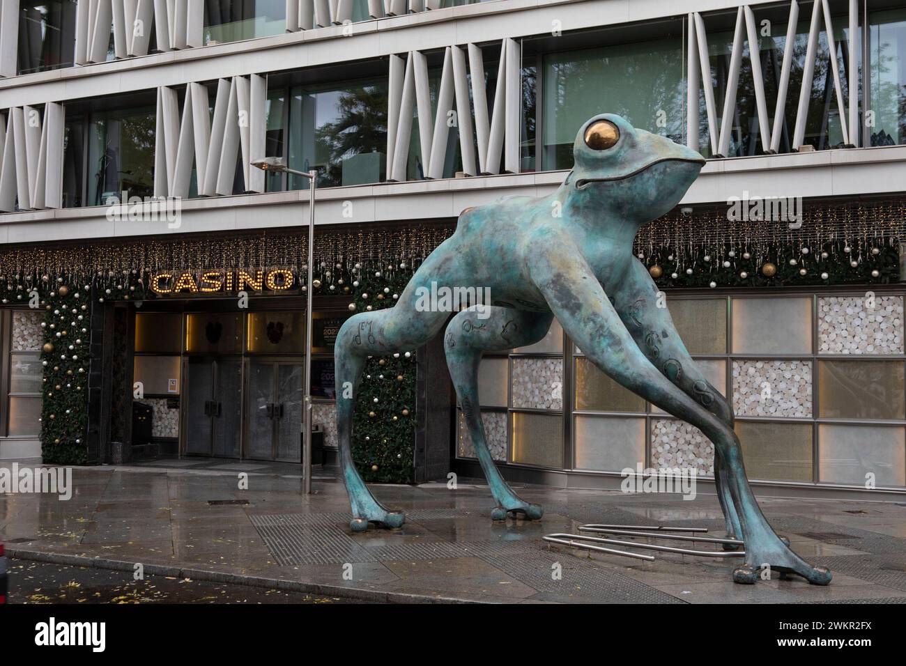 Madrid, 15/12/2022. Casino Gran Madrid, in Plaza de Colón. Nell'immagine, la rana della fortuna, di Eladio Mora. Foto: Isabel Permuy. ARCHDC. Crediti: Album / Archivo ABC / Isabel B. Permuy Foto Stock