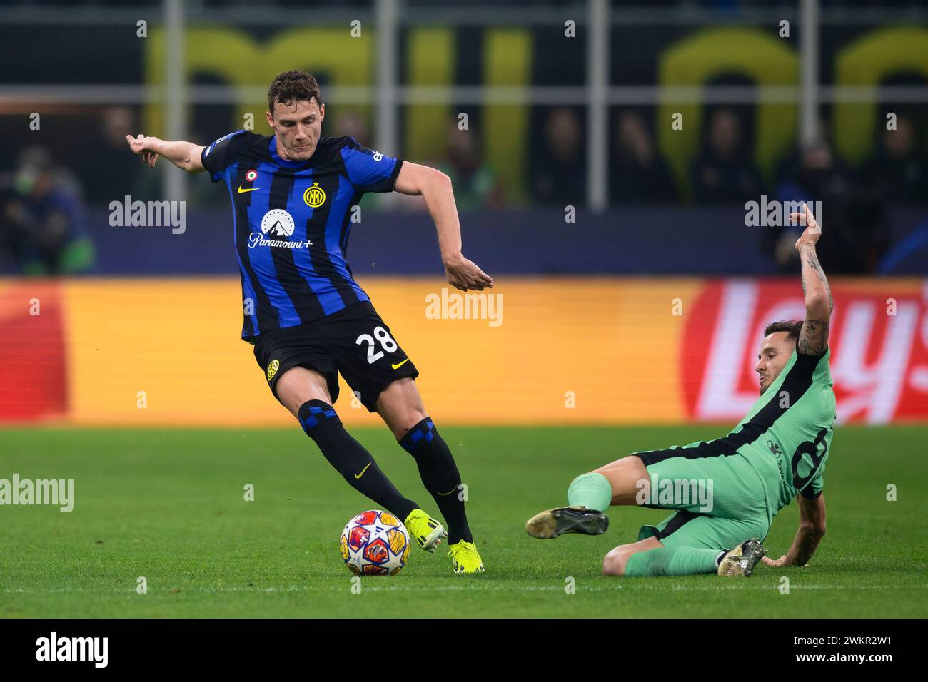 Milano, Italia. 20 febbraio 2024. Benjamin Pavard dell'FC Internazionale è placcato da Saul del Club Atletico de Madrid durante la partita di UEFA Champions League tra FC Internazionale e Club Atletico de Madrid. Crediti: Nicolò campo/Alamy Live News Foto Stock