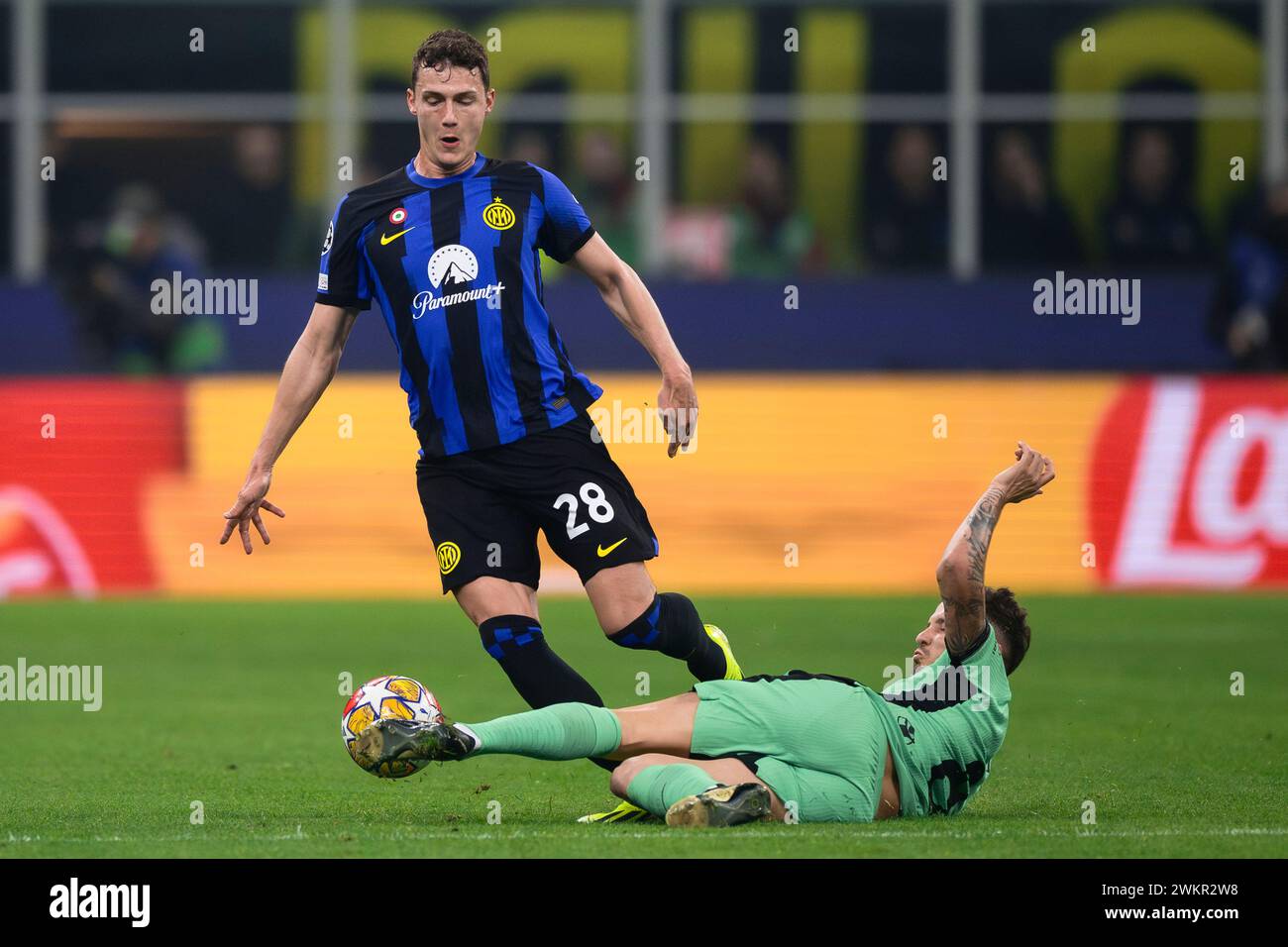 Milano, Italia. 20 febbraio 2024. Benjamin Pavard dell'FC Internazionale è placcato da Saul del Club Atletico de Madrid durante la partita di UEFA Champions League tra FC Internazionale e Club Atletico de Madrid. Crediti: Nicolò campo/Alamy Live News Foto Stock