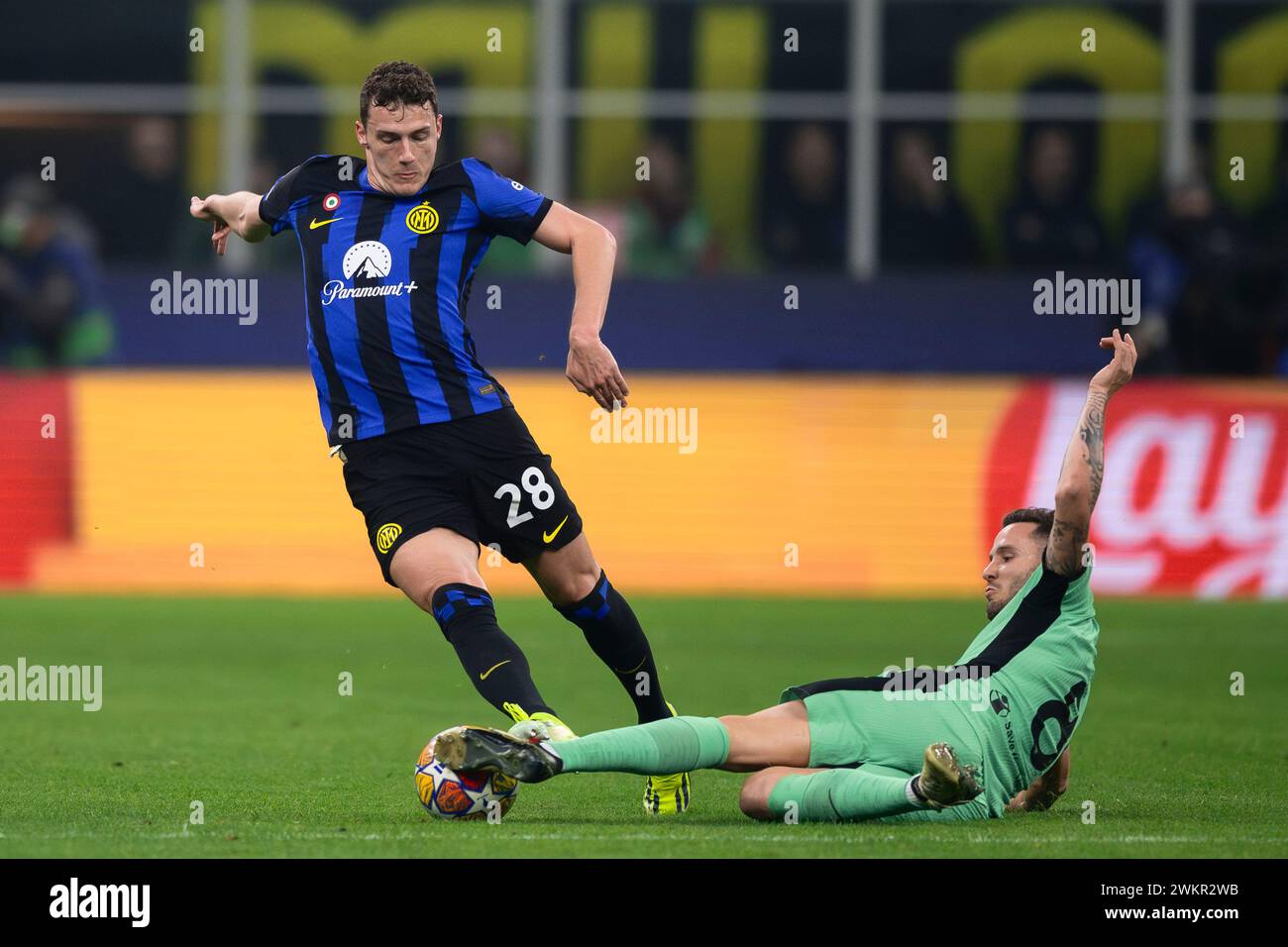 Milano, Italia. 20 febbraio 2024. Benjamin Pavard dell'FC Internazionale è placcato da Saul del Club Atletico de Madrid durante la partita di UEFA Champions League tra FC Internazionale e Club Atletico de Madrid. Crediti: Nicolò campo/Alamy Live News Foto Stock