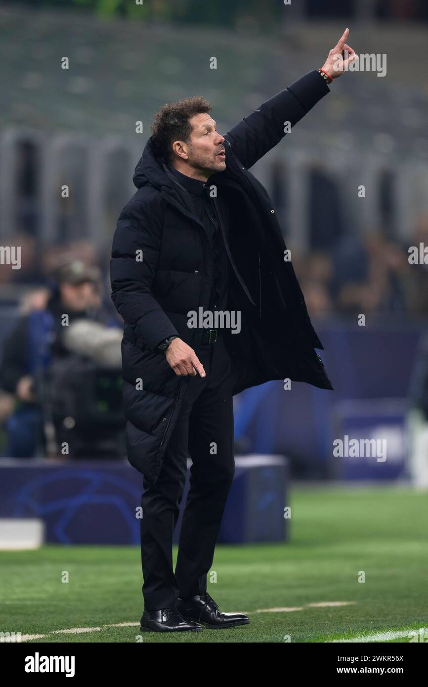 Milano, Italia. 20 febbraio 2024. Diego Simeone, allenatore del Club Atletico de Madrid, gesta durante la partita di UEFA Champions League tra FC Internazionale e Club Atletico de Madrid. Crediti: Nicolò campo/Alamy Live News Foto Stock