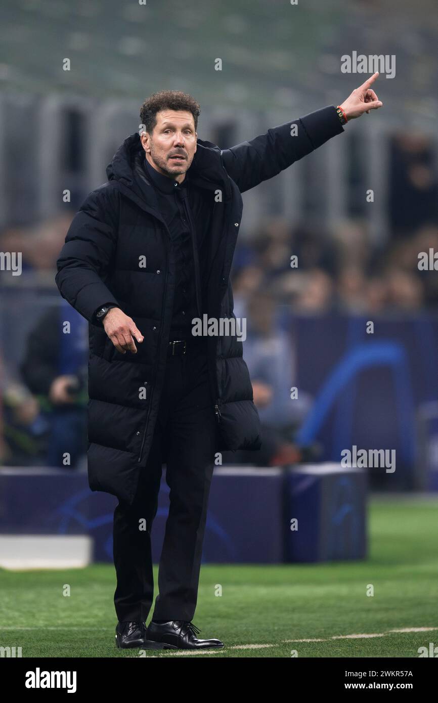 Milano, Italia. 20 febbraio 2024. Diego Simeone, allenatore del Club Atletico de Madrid, gesta durante la partita di UEFA Champions League tra FC Internazionale e Club Atletico de Madrid. Crediti: Nicolò campo/Alamy Live News Foto Stock