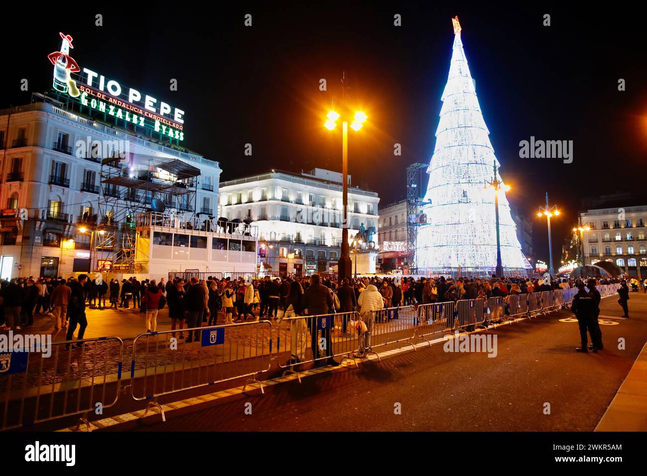 Madrid, 30/12/2021. Puerta del Sol e le strade circostanti. La Puerta del Sol è stata chiusa a causa delle uve. Alle 22.00, i controlli di accesso sono aperti al pubblico con rigorose misure di sicurezza e capacità. Nelle strade circostanti, l'UIP della polizia nazionale perquisisce e perquisisce ogni persona che vuole passare. Foto: Guillermo Navarro. ARCHDC. Crediti: Album / Archivo ABC / Guillermo Navarro Foto Stock