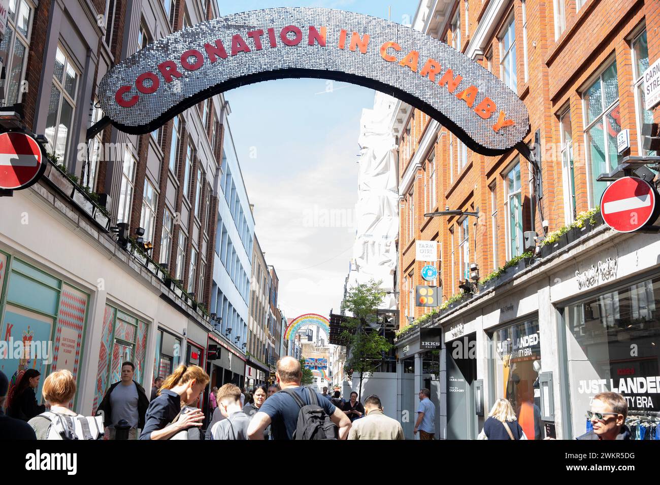 Carnaby Street è vista decorata per l'incoronazione mentre Londra si prepara all'incoronazione di re Carlo III Foto Stock