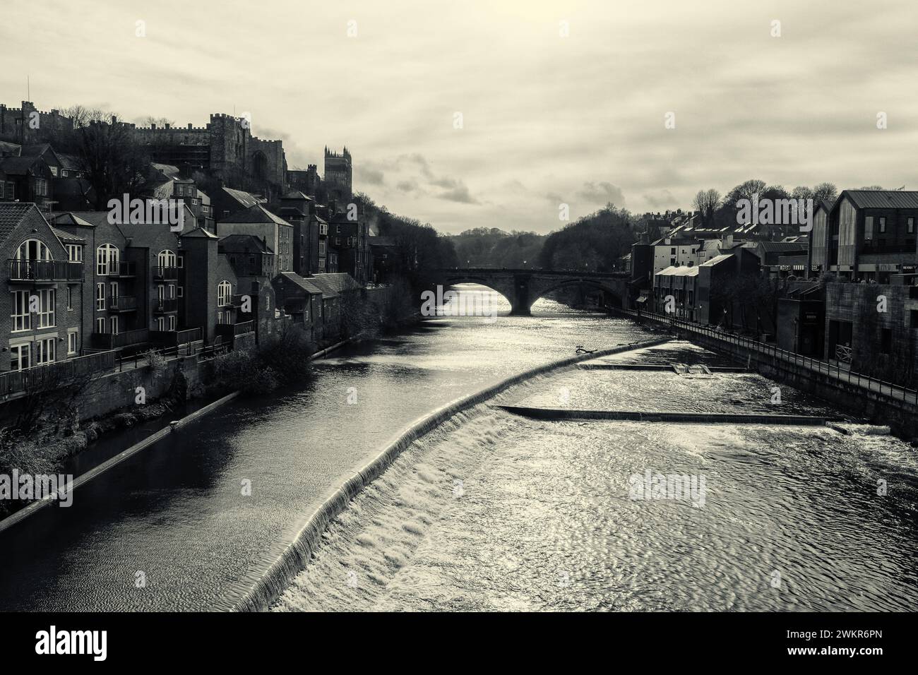 Vista panoramica di Durham, contea di Durham, Regno Unito, sul fiume in città. Tonalità seppia bianco e nero. Foto Stock