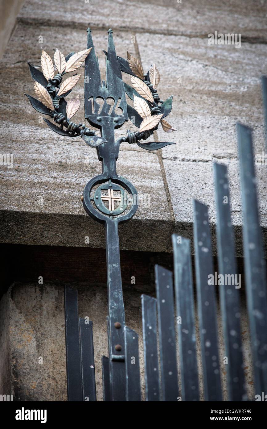 Ornamento con corona d'alloro e cattedrale con l'anno 1996 sulla recinzione sulla facciata sud della cattedrale, Roncalliplatz, Colonia, Germania. La c Foto Stock