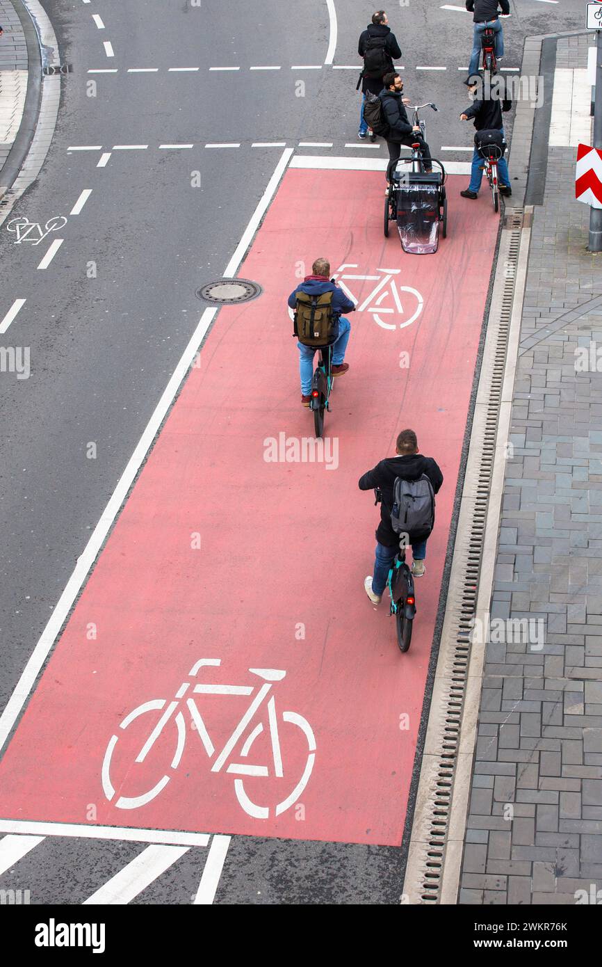 Pista ciclabile ampliata in via Domhof vicino alla cattedrale di Colonia, Germania. Verbreiterter Radweg auf der Strasse am Domhof nahe Dom, Koeln, Deut Foto Stock
