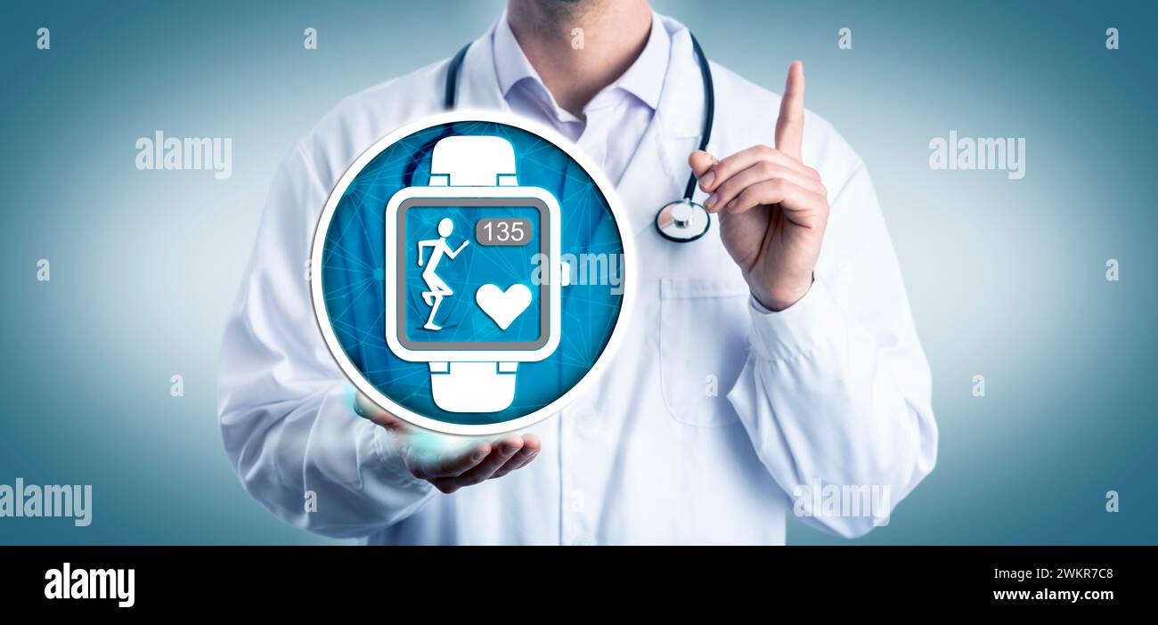 Cardiologo irriconoscibile che offre un orologio intelligente per monitorare il battito cardiaco di un paziente durante l'esercizio cardiovascolare. Tecnologia medicale e sanitaria Foto Stock
