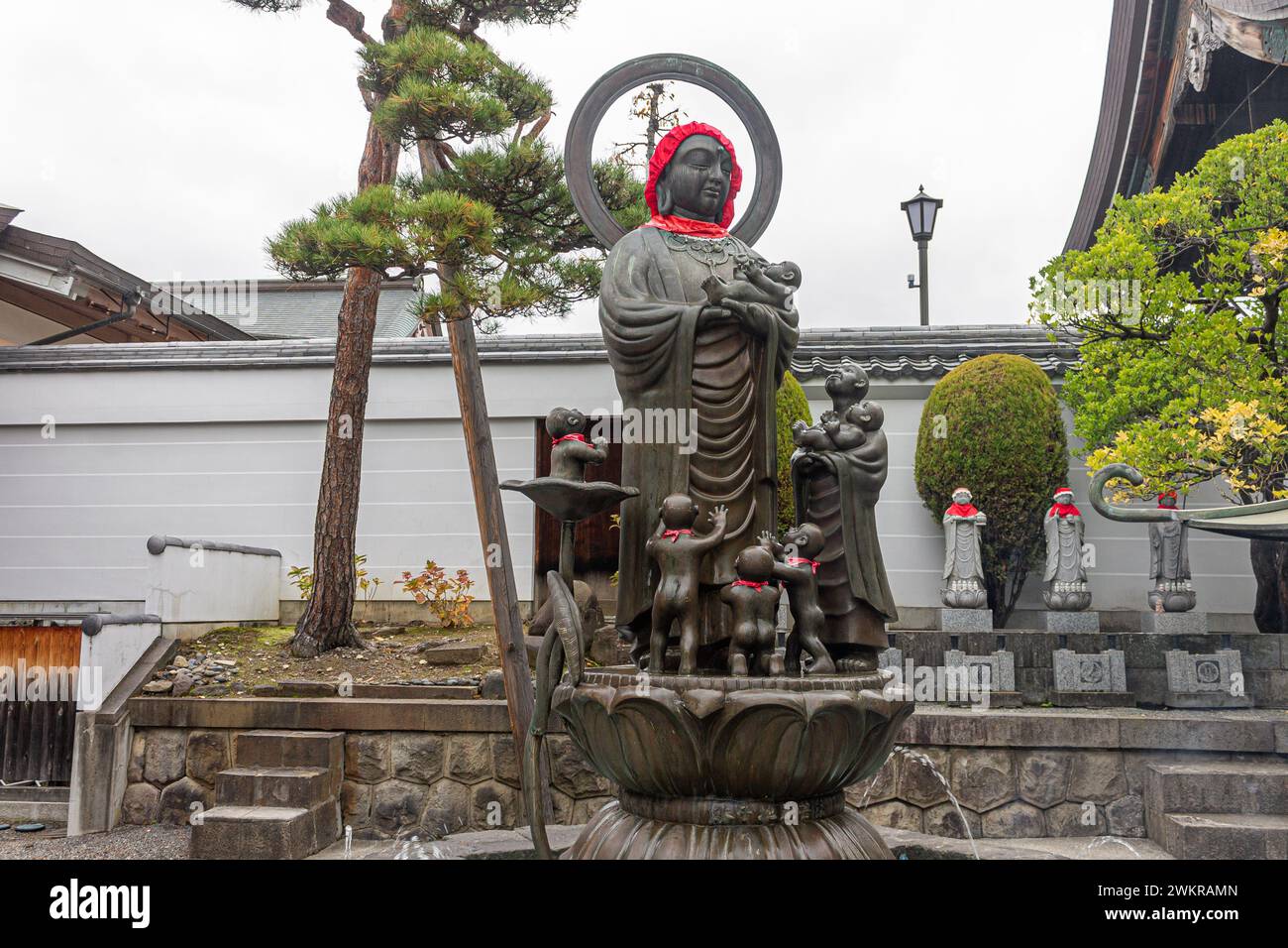 Nagano, Giappone. L'Enmei Jizo o Nurebutsu, una statua di Buddha nel tempio di Zenko-ji Foto Stock