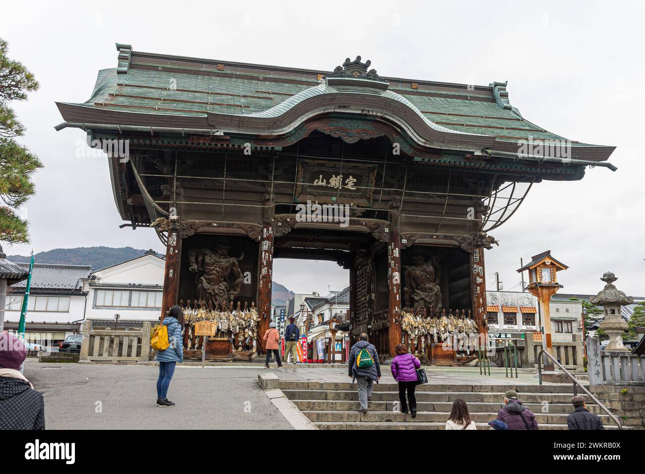 Nagano, Giappone. La porta Niomon o Nio del tempio buddista Zenko-ji. I Nio sono statue di due Re, guardiani stravaganti e muscolosi del Buddha Foto Stock