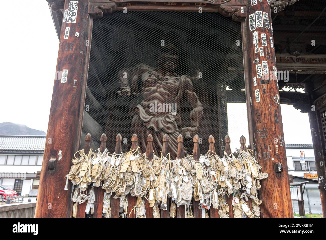 Nagano, Giappone. La porta Niomon o Nio del tempio buddista Zenko-ji. I Nio sono statue di due Re, guardiani stravaganti e muscolosi del Buddha Foto Stock