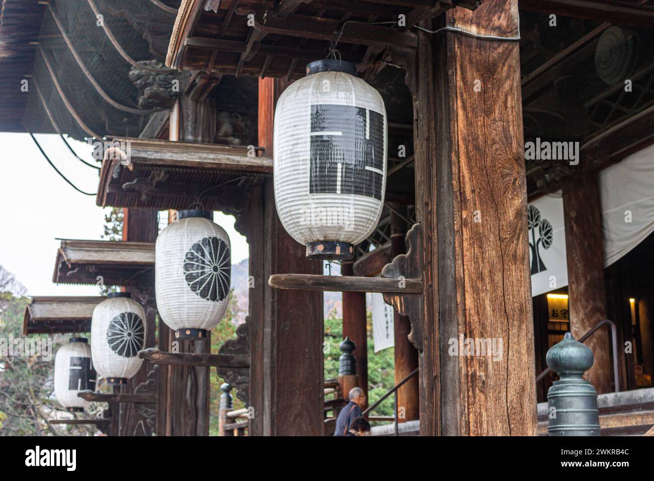Nagano, Giappone. I sigilli della svastica, lo Shogunato Tokugawa, il sigillo imperiale giapponese e l'emblema Zenko-ji Foto Stock