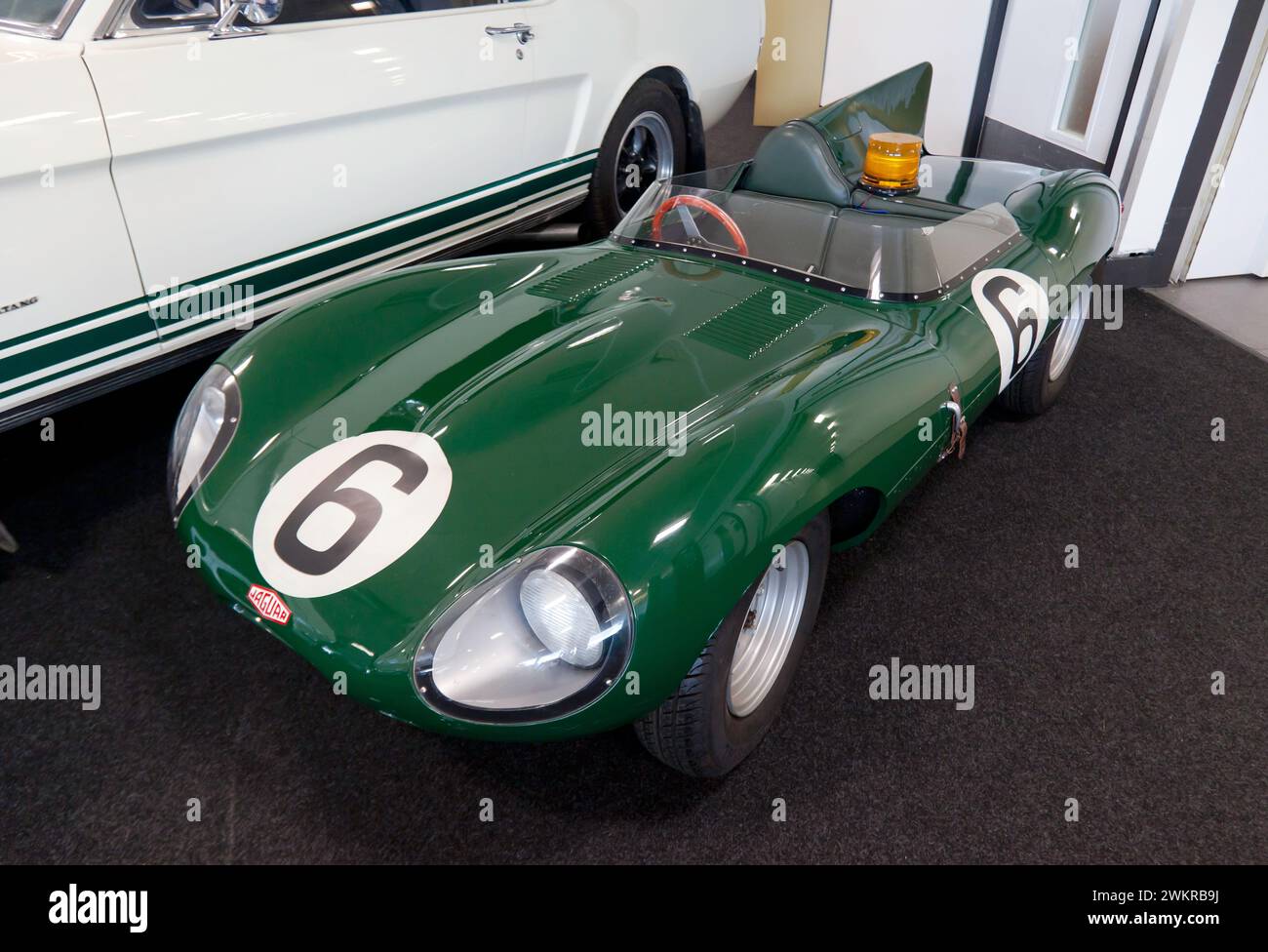 Una Jaguar D-Type costruita a mano e azionata elettricamente, omaggio alla 1955 le Mans Car 774 RW, in vendita nell'iconica asta al Silverstone Festival 2023 Foto Stock