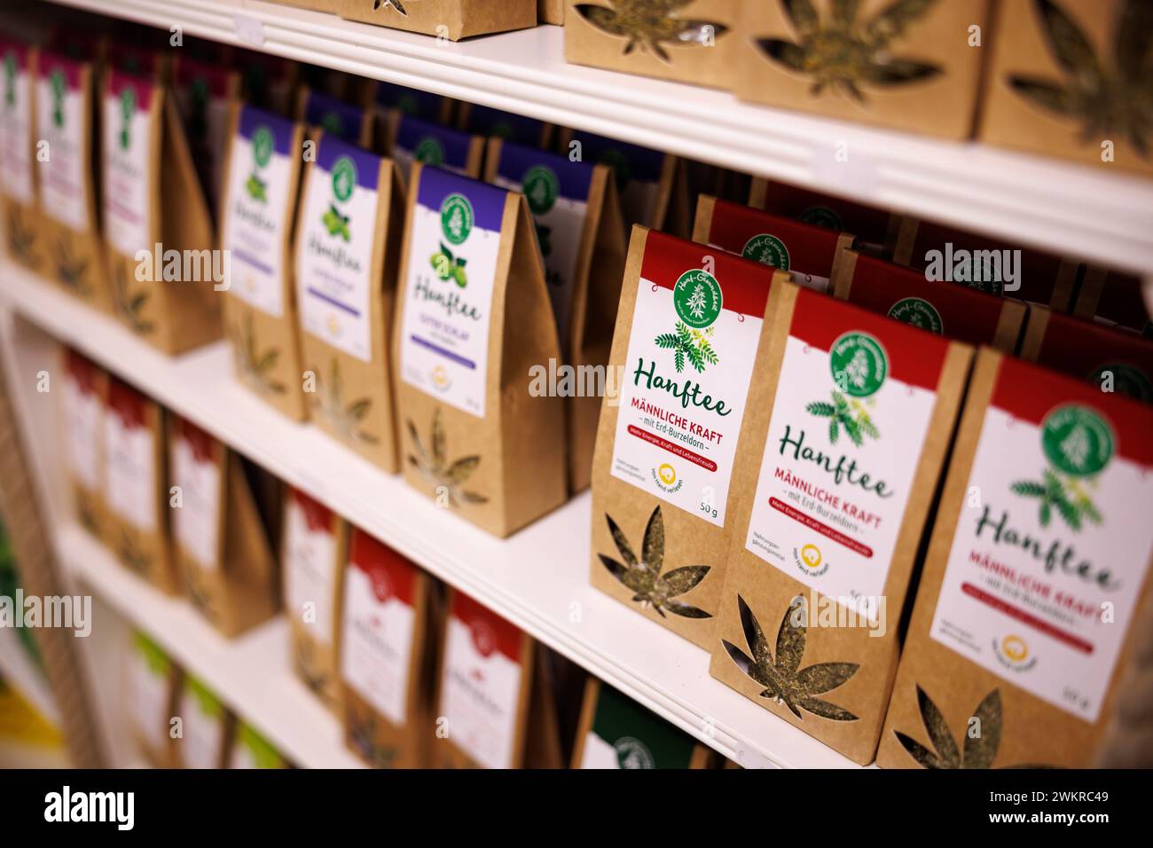 Aschheim, Germania. 22 febbraio 2024. I sacchetti etichettati "Hemp Tea - male Power" sono visibili su uno scaffale di un megastore di canapa. Il negozio di canapa, che sostiene di essere il più grande in Germania, apre questo pomeriggio e offre ai suoi clienti 1.000 diversi prodotti a base di cannabis su 800 metri quadrati di spazio. Crediti: Matthias Balk/dpa/Alamy Live News Foto Stock