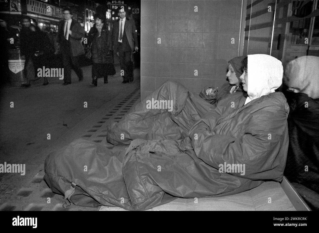 Rough Sleeper, adolescenti senzatetto fuggiti che dormono ruvido nella porta di un negozio nello Strand, nel centro di Londra. Hanno raccolto del cartone da usare per dormire, per un po' di calore extra. Londra, Inghilterra anni '1990 1990 Regno Unito HOMER SYKES Foto Stock