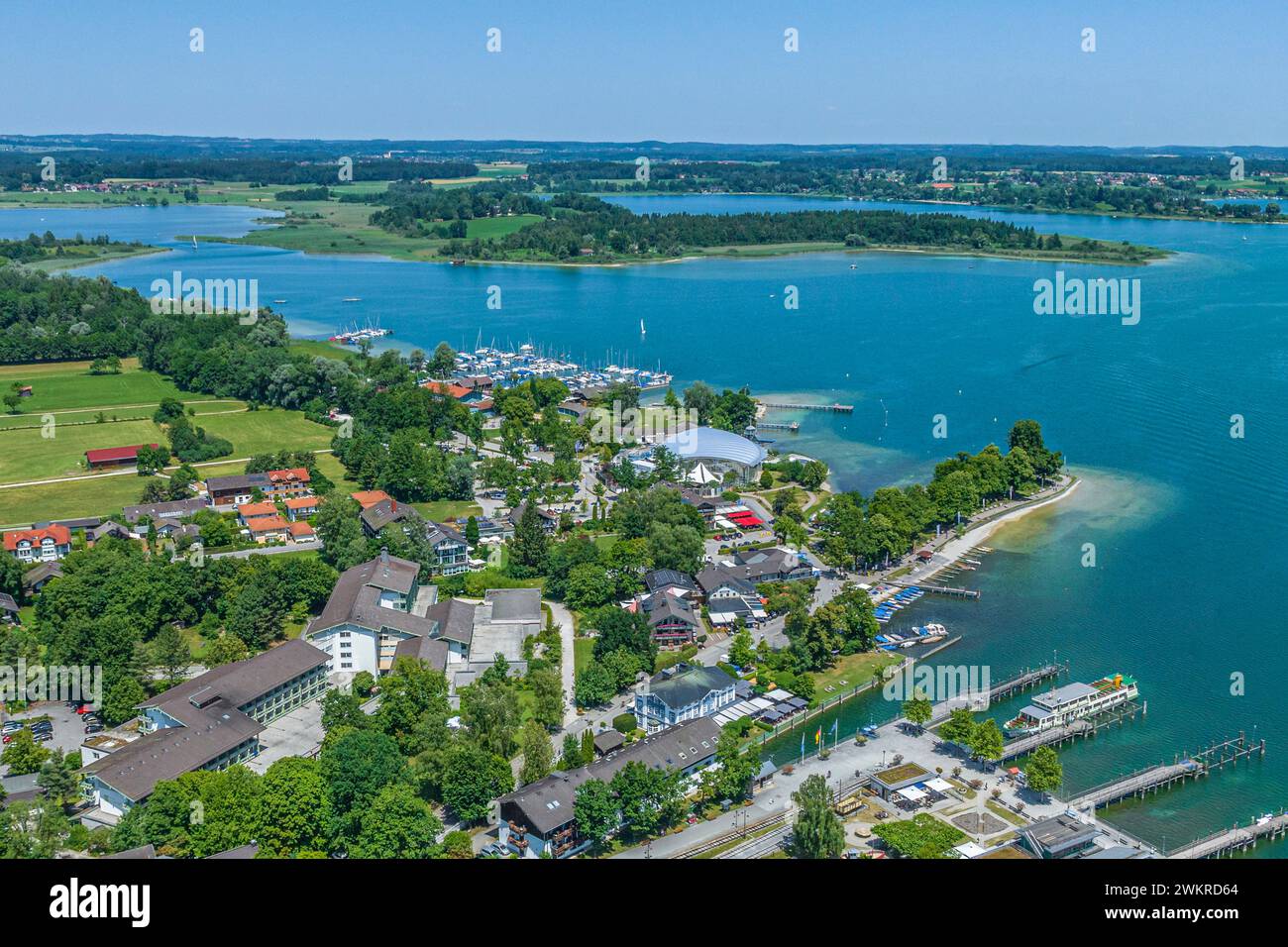 Estate a Chiemgau intorno alle rive del lago Chiemsee vicino a Prien-Stock Foto Stock