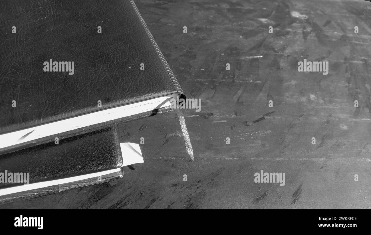 Foto di pastello colorato con un libro accanto, su sfondo nero Foto Stock